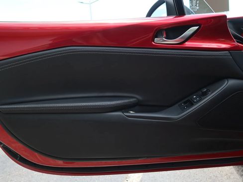Used 2021 MAZDA MX-5 Miata Club RWD image 39