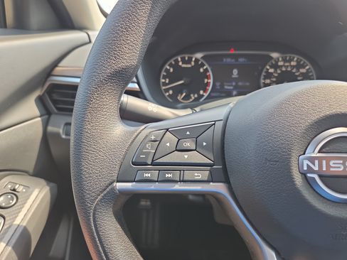 Used 2024 Nissan Altima 2.5 SV FWD image 11