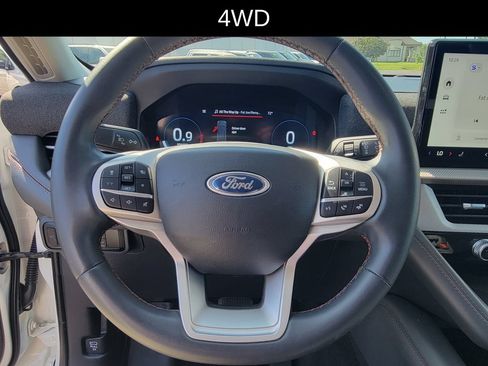 Used 2025 Ford Explorer Active AWD/4WD image 21