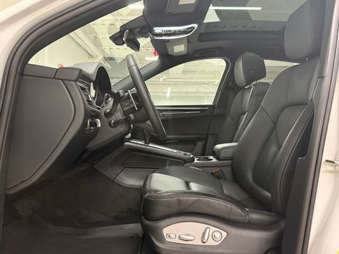 Certified 2026 Porsche Macan AWD/4WD image 5