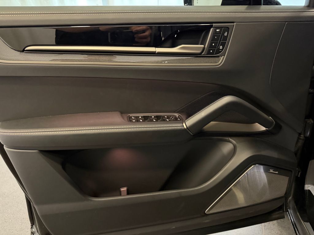 Certified 2025 Porsche Cayenne Turbo AWD/4WD image 15