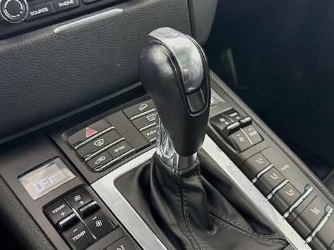 Certified 2018 Porsche Macan image 17