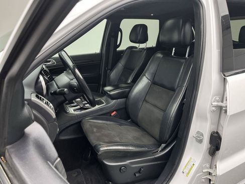 Used 2019 Jeep Grand Cherokee Altitude AWD/4WD image 10