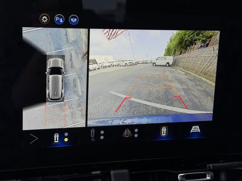 Used 2025 Chevrolet Equinox LT w/ Safety and Technology Package FWD image 17