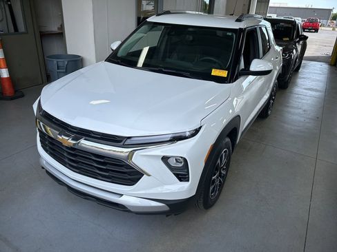 Used 2024 Chevrolet TrailBlazer LT w/ LT Cold Weather Package FWD image 1