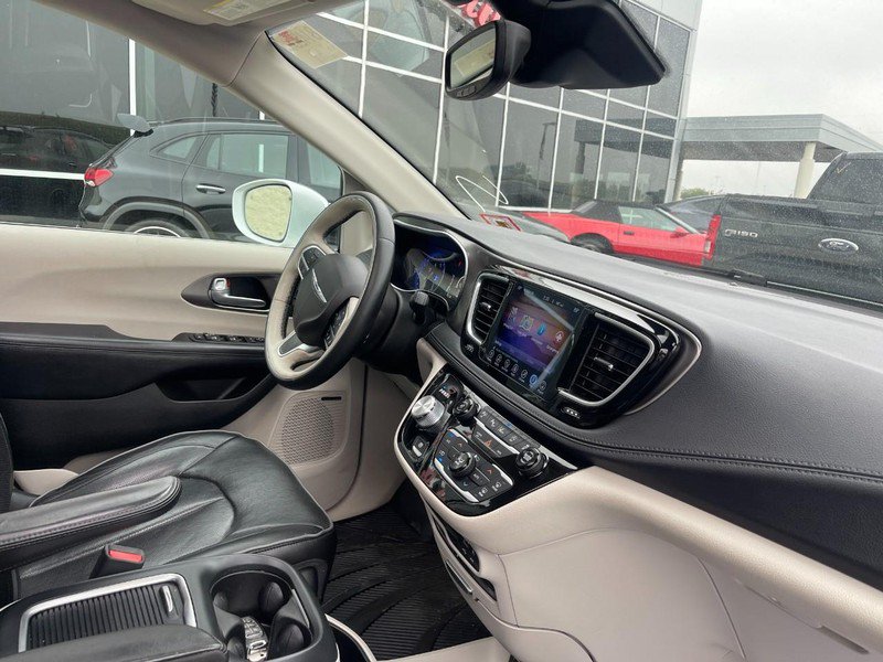 Used 2017 Chrysler Pacifica Limited FWD image 2