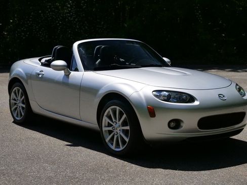Used 2008 MAZDA MX-5 Miata Grand Touring w/ Premium Pkg RWD image 4