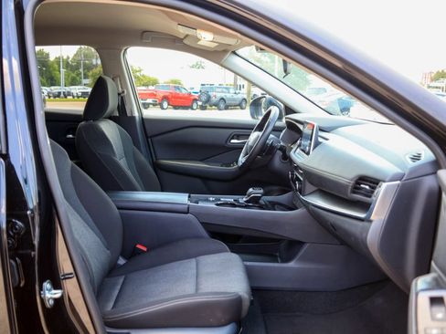 Used 2025 Nissan Rogue SV FWD image 8