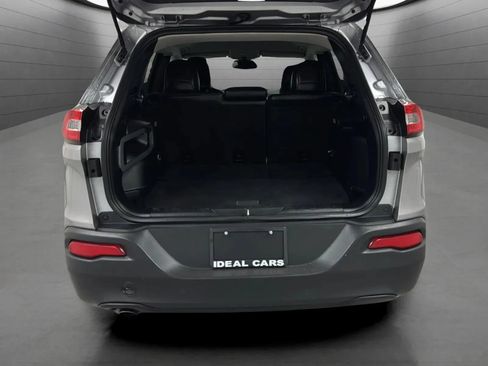 Used 2018 Jeep Cherokee Latitude Plus FWD image 19
