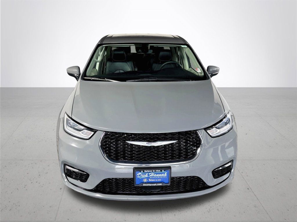 Used 2023 Chrysler Pacifica Touring-L FWD image 3