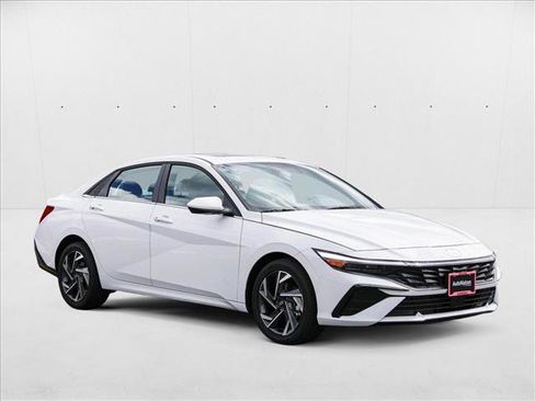 New 2025 Hyundai Elantra SEL image 3