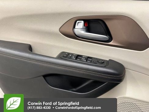 Used 2018 Chrysler Pacifica Touring-L image 34