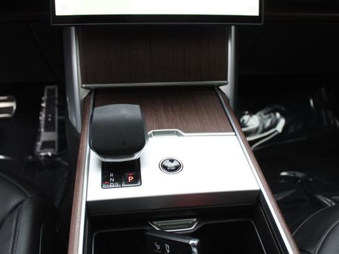 Used 2025 Land Rover Range Rover SE image 16