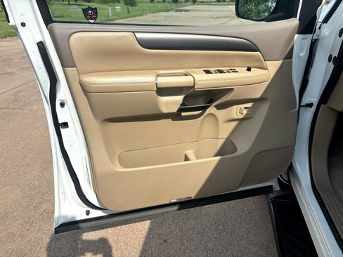 Used 2011 Nissan Armada SV image 17