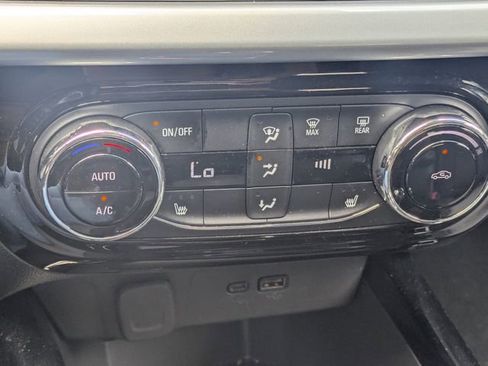 Used 2025 Chevrolet Trax LT w/ LT Convenience Package FWD image 30