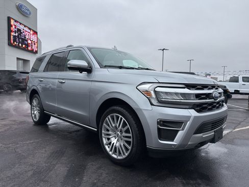 Used 2023 Ford Expedition Limited image 3