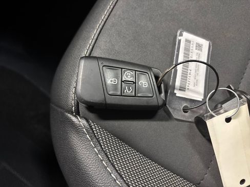 Used 2023 Volkswagen Taos SE image 32