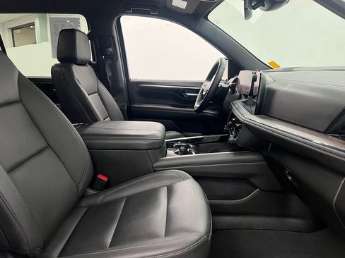 Used 2025 Chevrolet Suburban Z71 AWD/4WD image 31