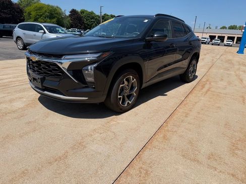 Used 2025 Chevrolet Trax LT FWD image 7