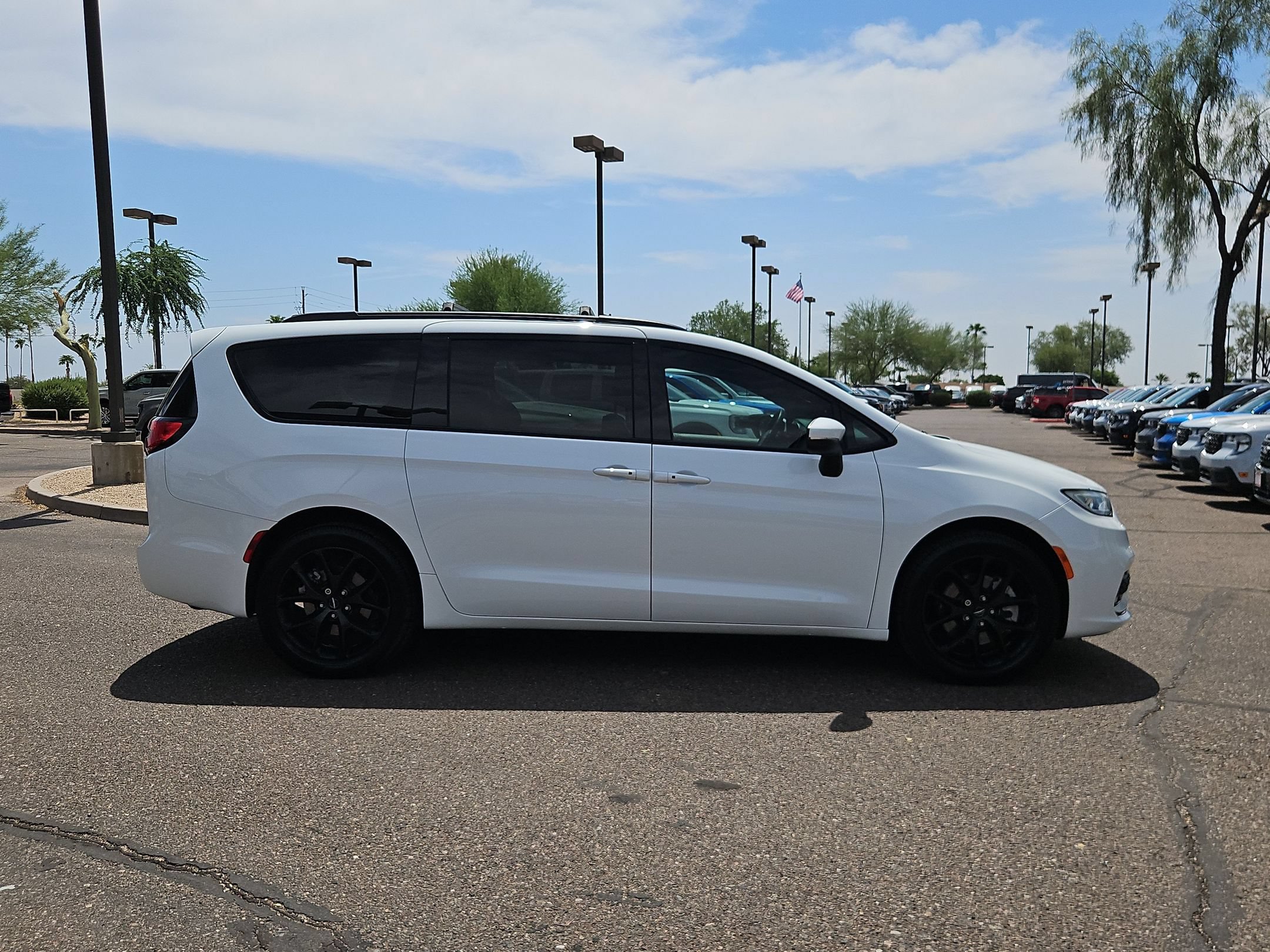 Used 2023 Chrysler Pacifica Touring-L w/ S Appearance Package AWD/4WD image 4