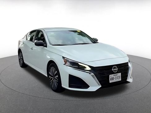 Used 2025 Nissan Altima 2.5 SV FWD image 3