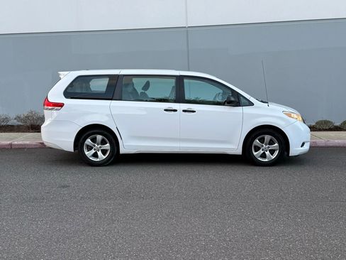 Used 2013 Toyota Sienna L image 6