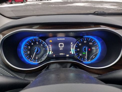 Used 2021 Chrysler Pacifica Limited w/ Uconnect Theater Family Group image 33