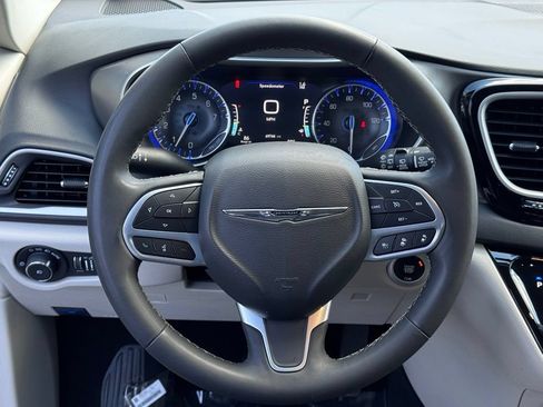 Used 2023 Chrysler Pacifica Touring-L FWD image 7