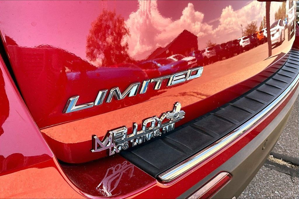 Used 2022 Ford Explorer Limited w/ Equipment Group 301A AWD/4WD image 23