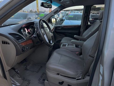 Used 2014 Chrysler Town & Country Touring image 10