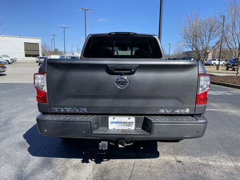 Used 2021 Nissan Titan SV image 8