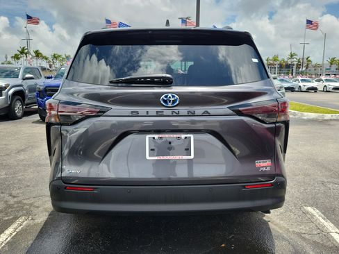 Used 2025 Toyota Sienna XLE FWD image 10