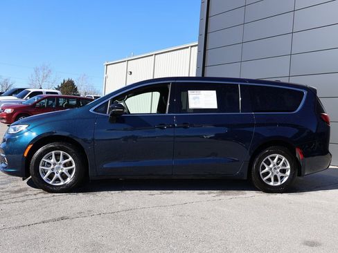 Used 2025 Chrysler Pacifica Select image 2