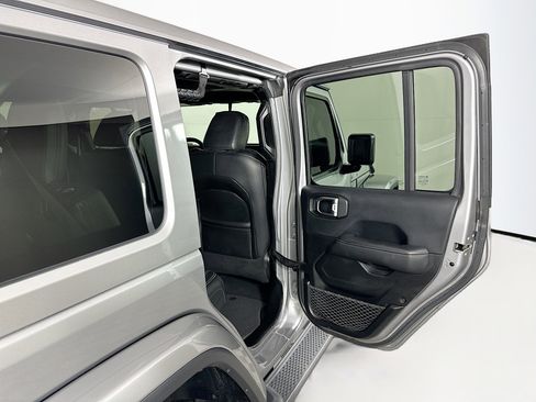 Used 2018 Jeep Wrangler Unlimited Sahara image 28