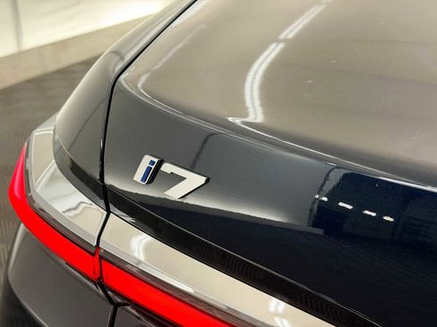 Used 2024 BMW i7 xDrive60 image 11