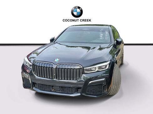 Certified 2022 BMW 750i xDrive w/ Executive Package AWD/4WD image 3