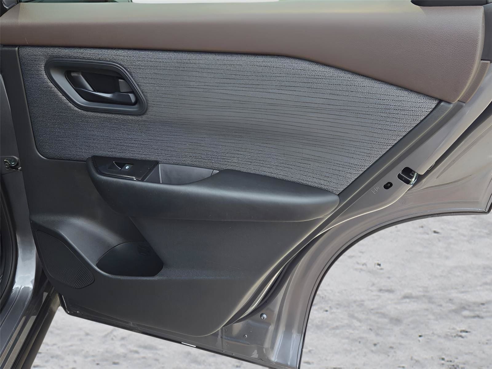 Used 2023 Nissan Rogue S FWD image 9