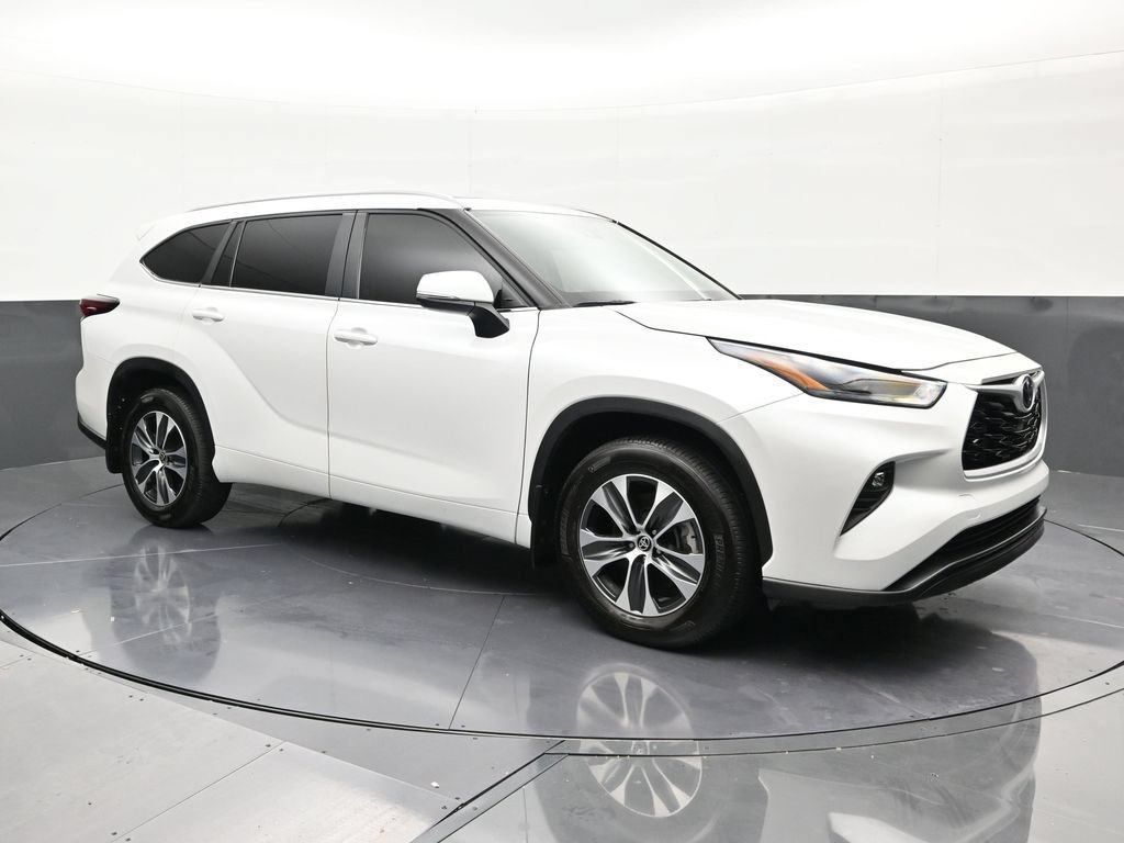 Used 2025 Toyota Highlander XLE FWD image 7