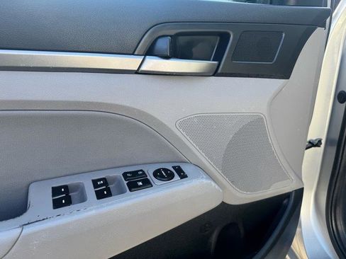 Used 2017 Hyundai Elantra SE image 23