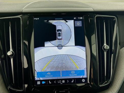 Used 2025 Volvo XC60 B5 Plus image 21