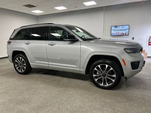 Used 2023 Jeep Grand Cherokee Overland AWD/4WD image 16