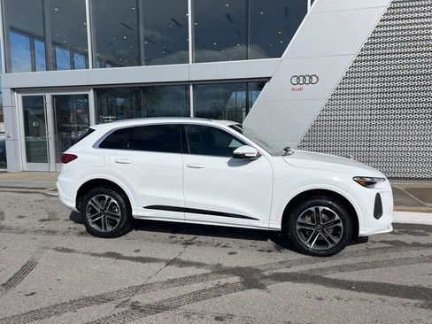 Used 2025 Audi Q5 Premium w/ Convenience Package image 14