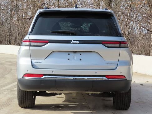 Certified 2024 Jeep Grand Cherokee Laredo X image 5