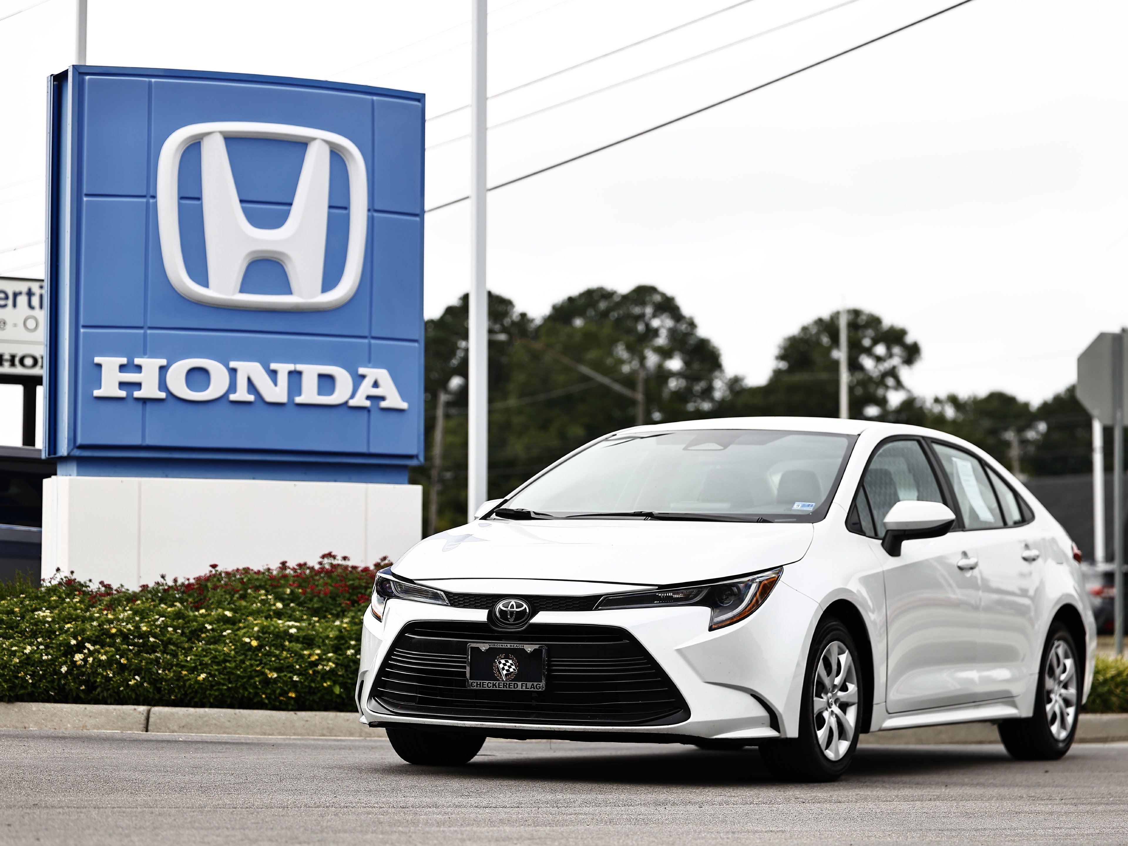Used 2025 Toyota Corolla LE FWD image 1