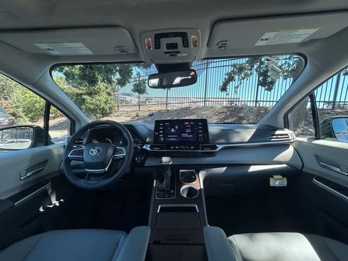 Used 2023 Toyota Sienna XLE AWD/4WD image 10