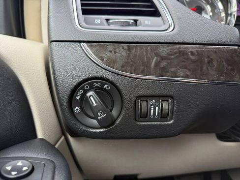 Used 2016 Chrysler Town & Country Touring-L w/ Driver Convenience Group FWD image 37
