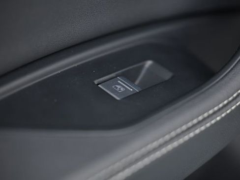 Used 2022 Audi e-tron Premium Plus image 25