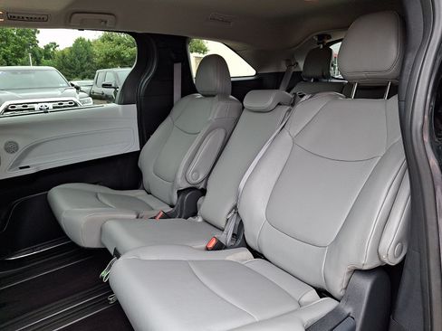 Certified 2025 Toyota Sienna XLE FWD image 10