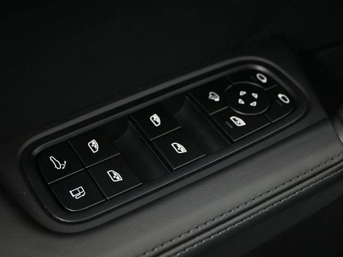 Used 2025 Porsche Cayenne Turbo AWD/4WD image 19