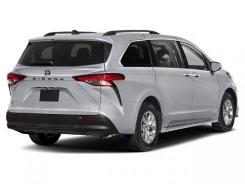Used 2023 Toyota Sienna XLE image 2